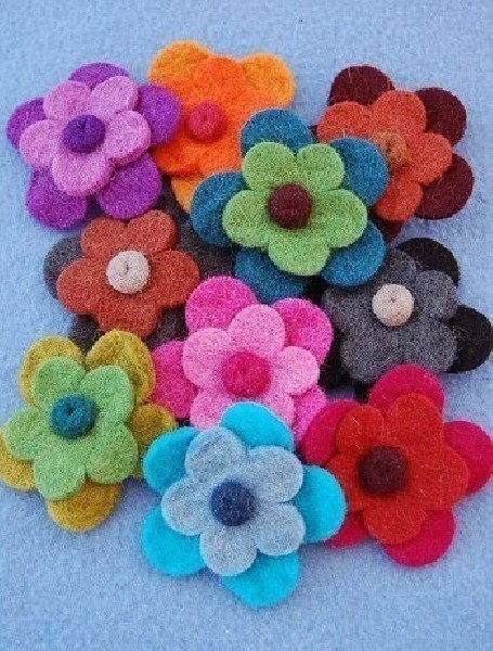 BROŠKE BROŠKA IZ FILCA, CVETLICA S PERLICO NA SREDINI.br - com Etnika Slog d.o.o.