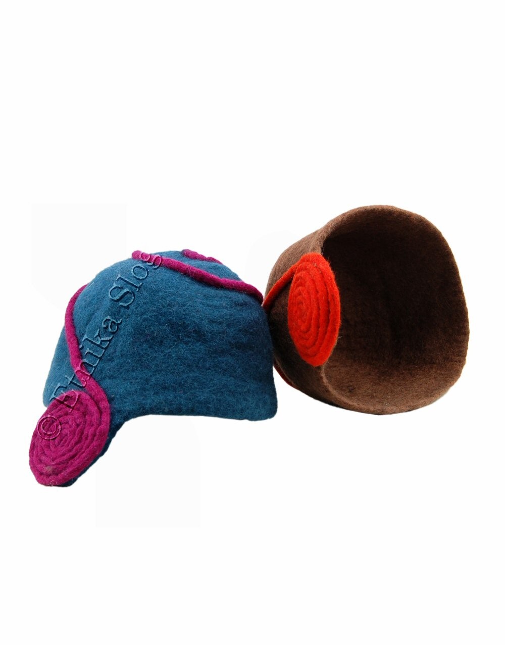 CAPPELLO IN LANA COTTA MODELLO CHARLESTON CON SPIRALE SU UN
