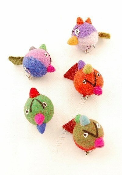 PINS BROOCH MADE OF WOOL FELTIN THE FORM OF BIRD. - com Etnika Slog d.o.o. PINS BROOCH MADE OF WOOL FELTIN THE FORM OF BIRD. - com Etnika Slog d.o.o.