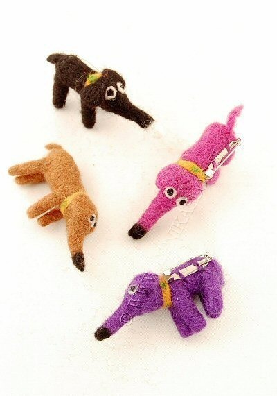 PINS BROOCH MADE OF WOOL FELT, MOTIVE SAUSAGE DOG - com Etnika Slog d.o.o. PINS BROOCH MADE OF WOOL FELT, MOTIVE SAUSAGE DOG - com Etnika Slog d.o.o.
