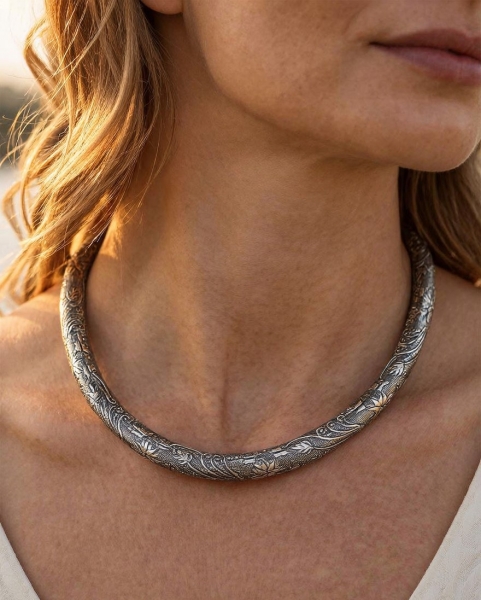 COLLANE - METALLO COLLANA GIROCOLLO RIGIDO IN METALLO LAVORATO.br / - com Etnika Slog d.o.o.