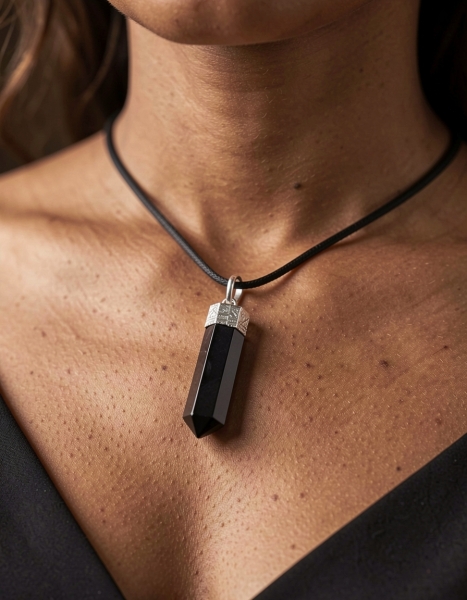 PENDENTE IN PIETRA DURA CON GANCETTO IN METALLObr