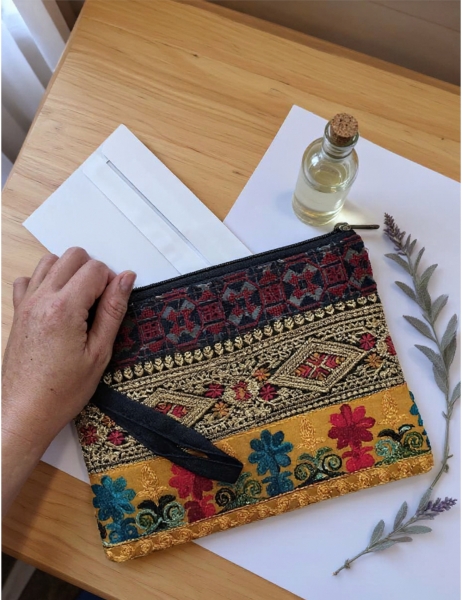 PERESNICE - DROBIŽNICE TORBICA IZ BOMBAŽA PATCHWORK SARI Z VEZENINAMI. - com Etnika Slog d.o.o.